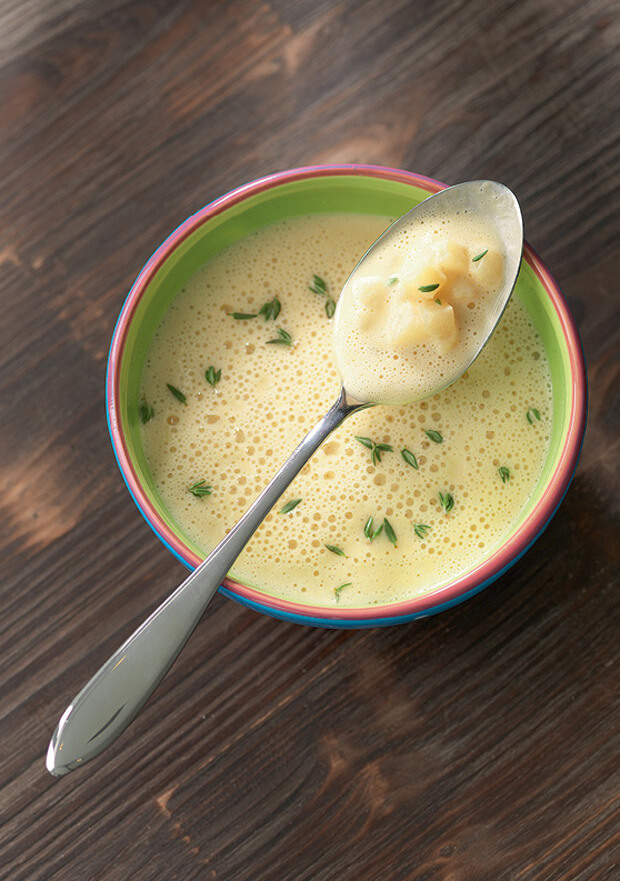 Suppe von gelben Linsen und Birne