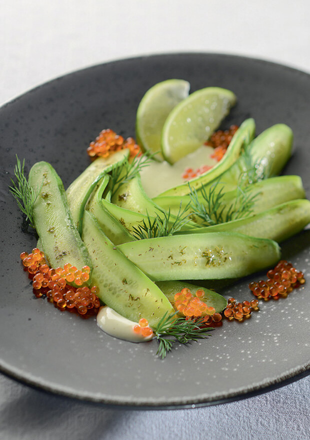 Gurkencarpaccio-Salat mit Forellenkaviar